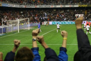 David_Villa_scoring_a_penalty_against_Sevilla_valencia-football